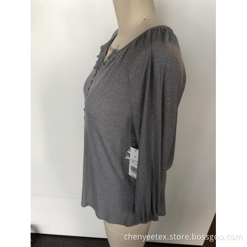 Long sleeves with v-neck and small buttons